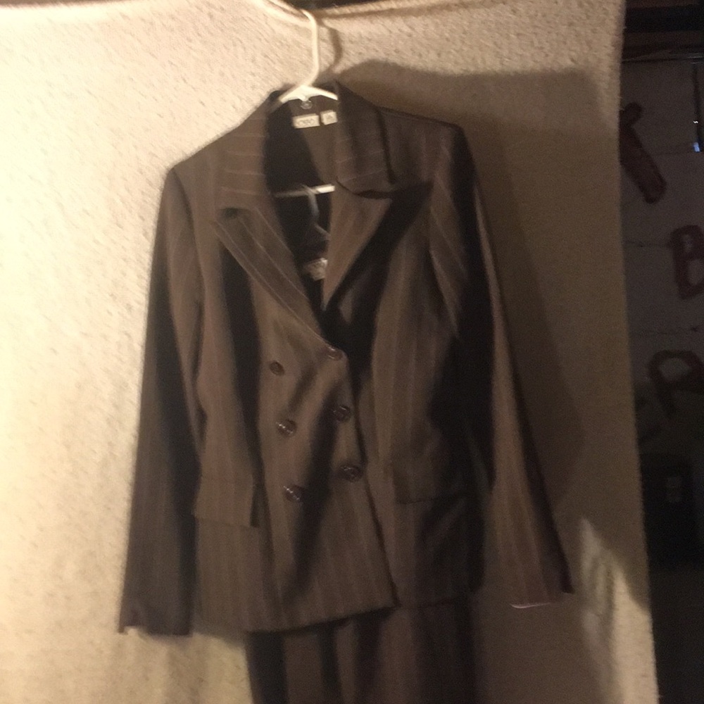 Women’s pants suit
